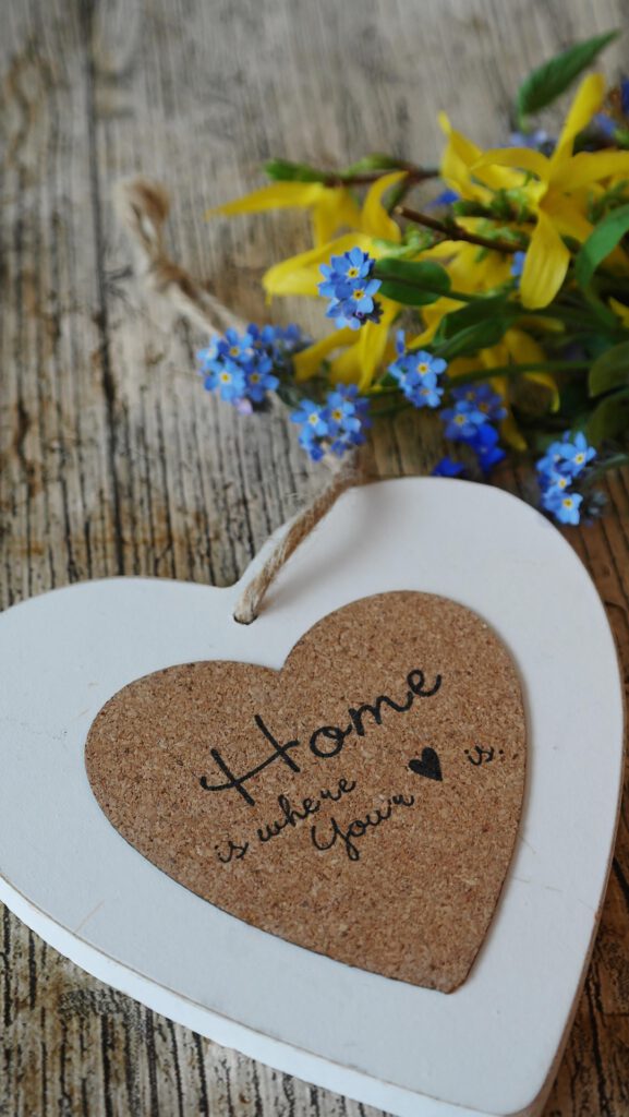 Her mit Spruch: Home is where your heart ist
