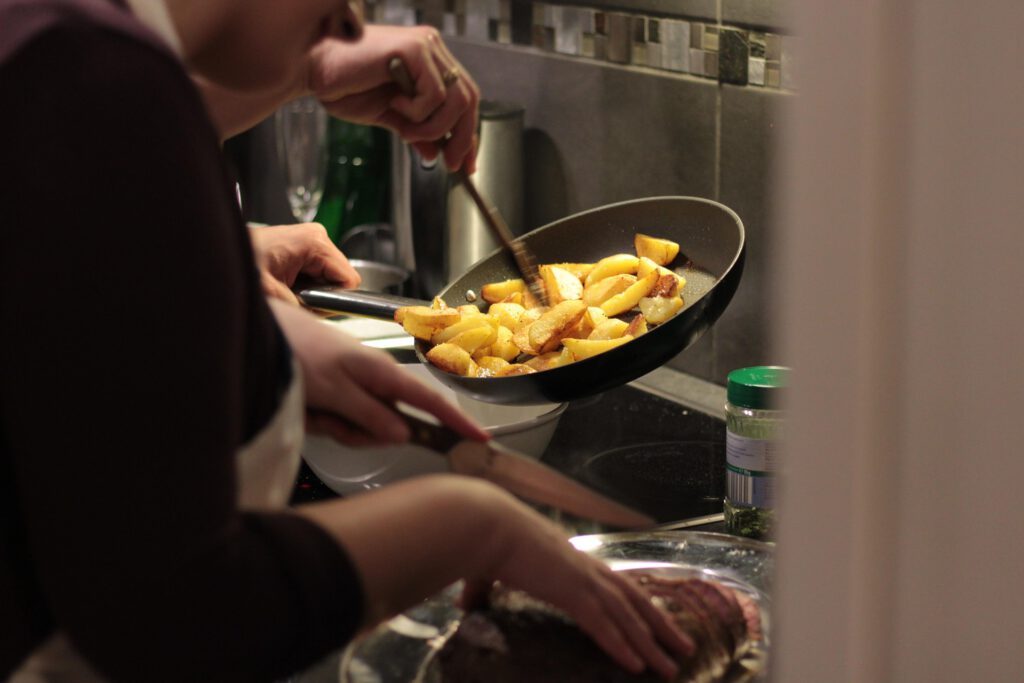 Menschen kochen gemeinsam